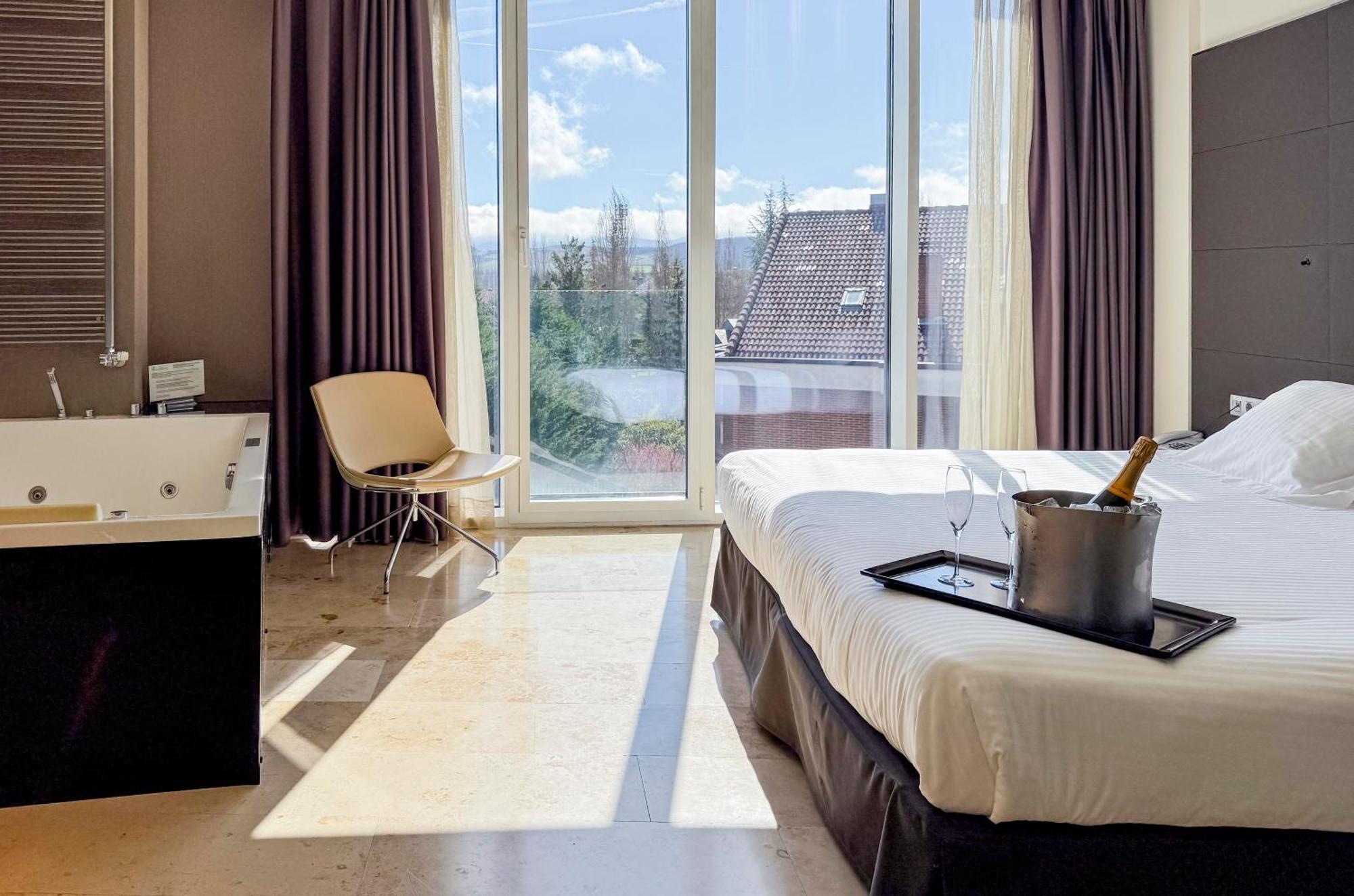 Hotel Jardines De Uleta Suites Vitoria-Gasteiz Eksteriør billede